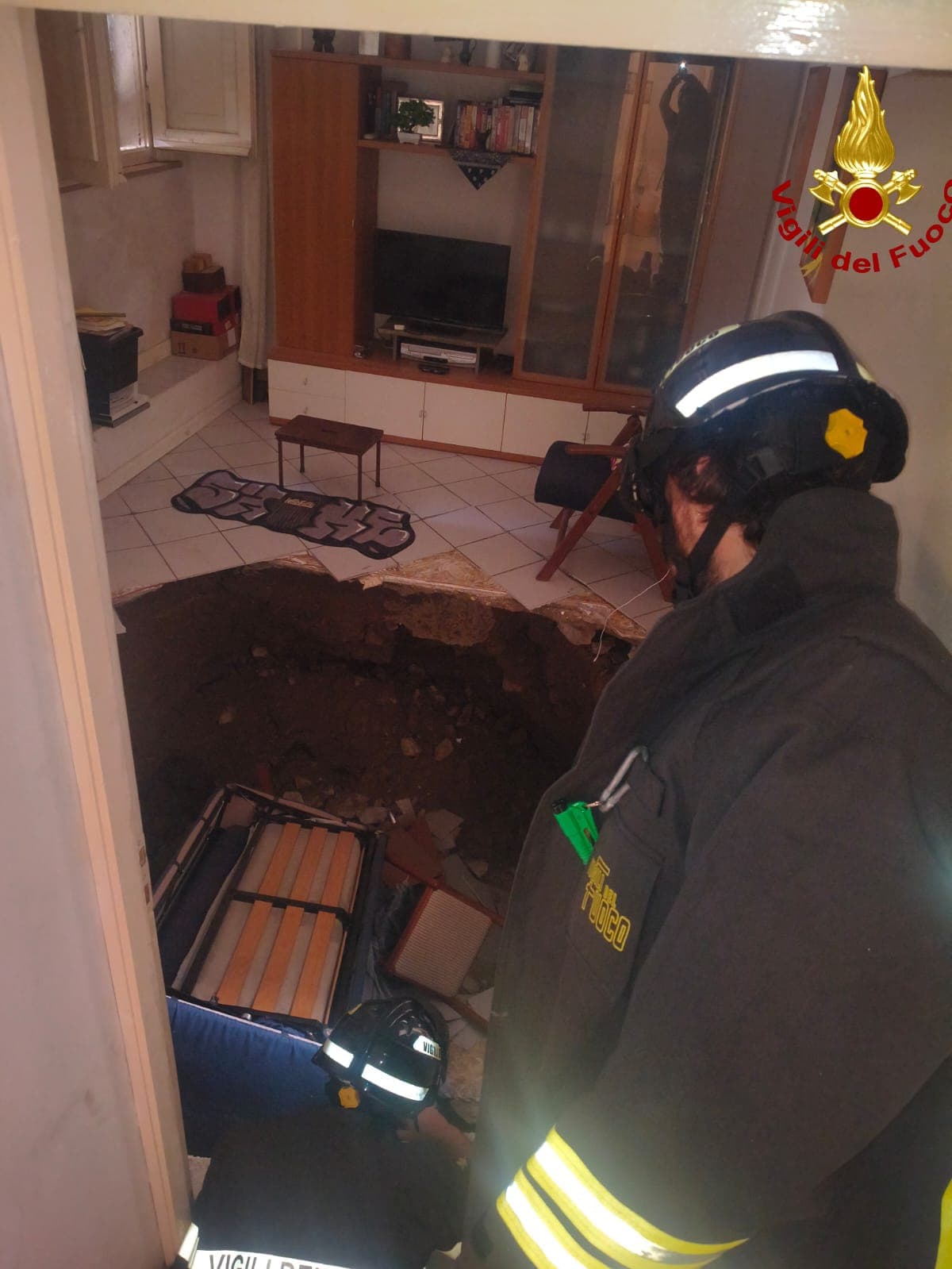 Crolla il pavimento di casa e spunta un rifugio antiaereo sconosciuto: sgomberate tre famiglie a Terni