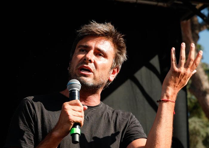 Di Battista è stato operato a Cuba. Rinviato il rientro in Italia