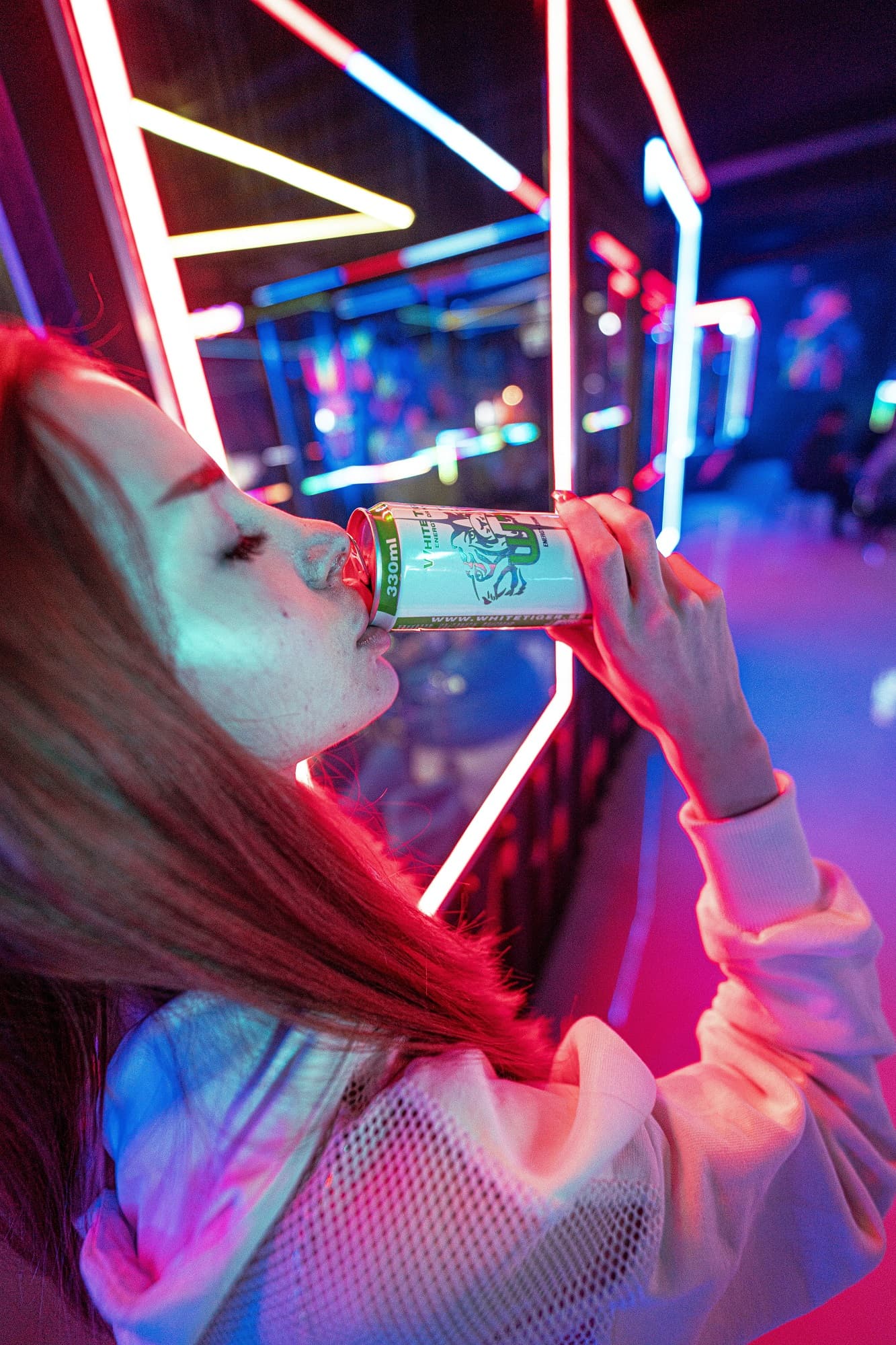 Energy drink prima dei 12 anni (a volte dei 9): l'allarme dei pediatri Sip e il divieto in Gran Bretagna