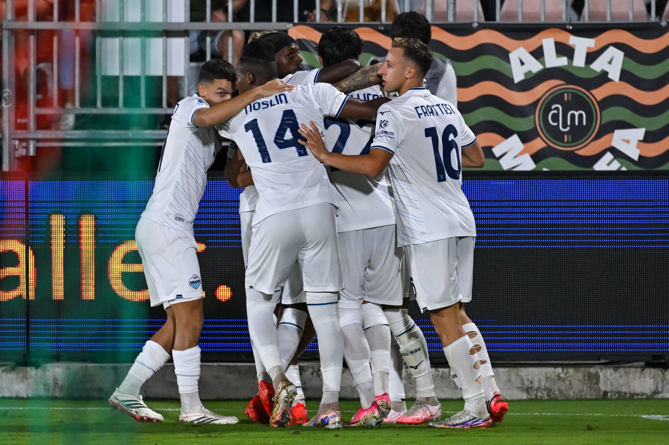Super Mandas ipnotizza Yeboah, poi Zaccagni e Noslin colpiscano: la Lazio passa 2-0 a Venezia