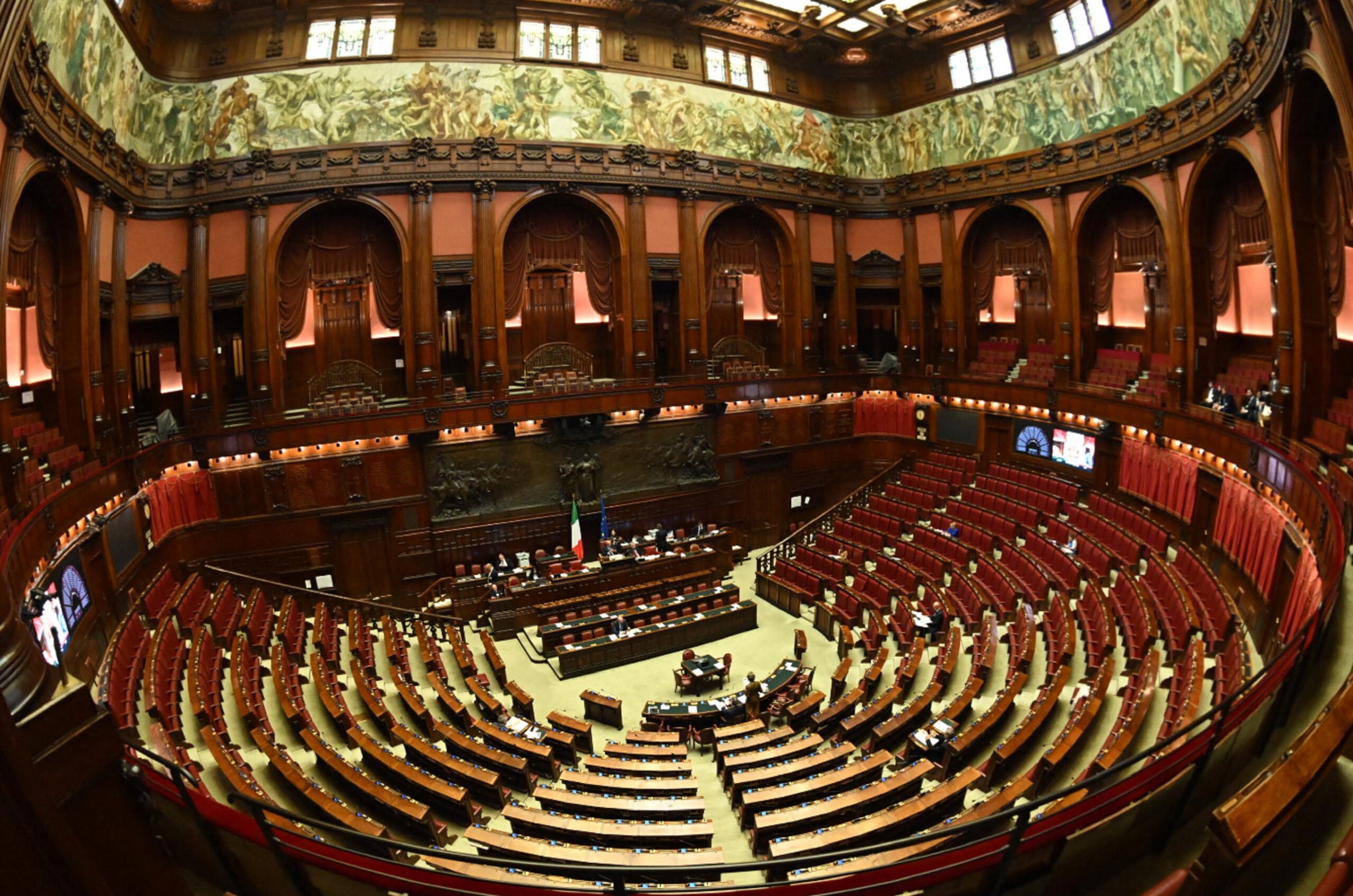 Via libera al piano casa alla Camera, 165 sì. Scontro sulle frasi di FnV sui migranti: le opposizioni evocano le leggi razziali