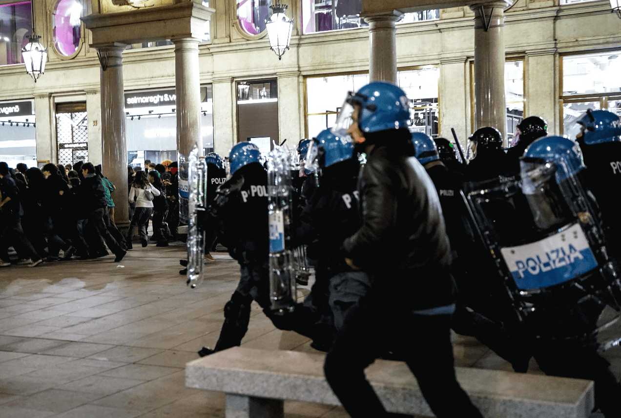 Scontri durante i cortei, tensioni a Roma e Torino: bottiglie contro la polizia e cariche