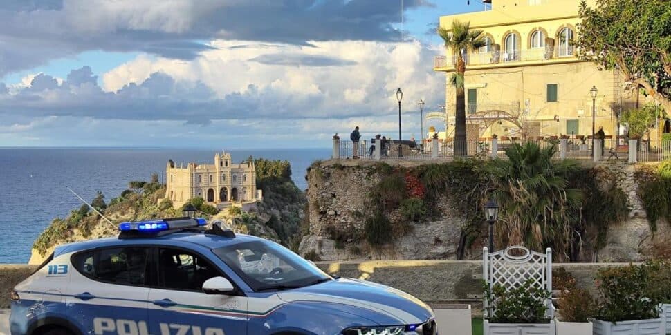 Spacciava in pieno centro a Tropea, ma è stato beccato dalla polizia: arrestato un 46enne