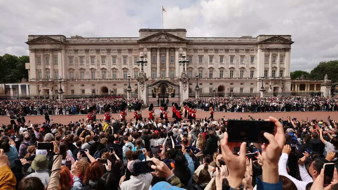 Re Carlo lascia Buckingham Palace, vivrà a Clarence House