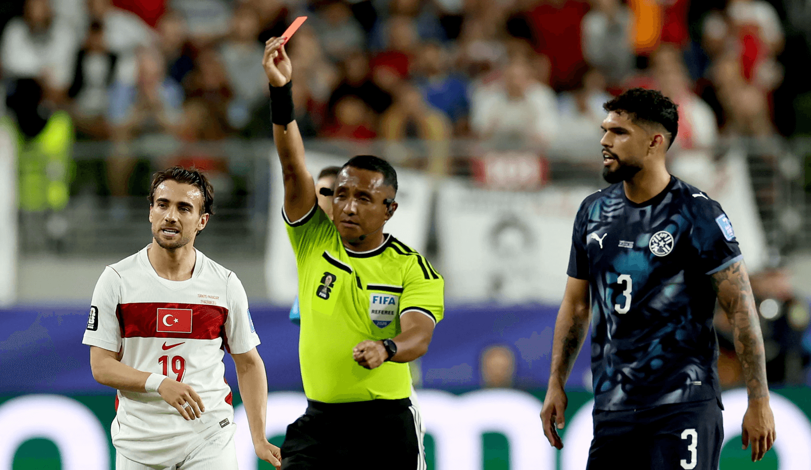Almiron parla coprendosi bocca, primo storico 'rosso'. La "norma Vinicius" debutta al Mondiale