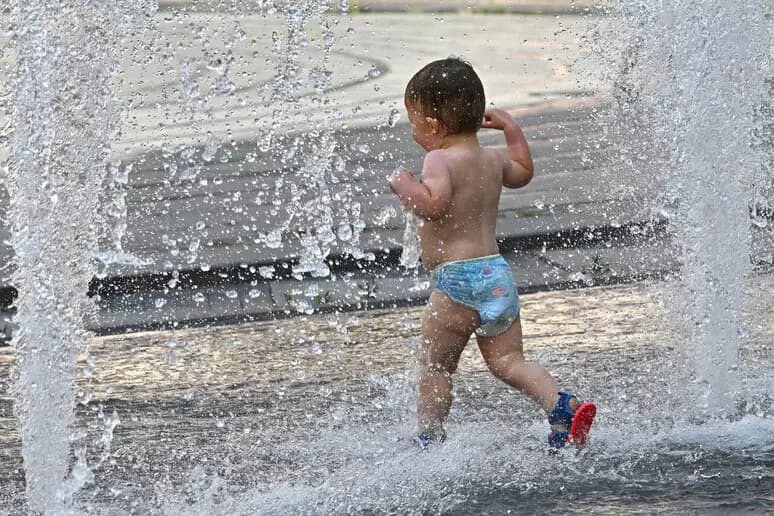 Bambini e caldo record, tre segnali da non sottovalutare. Quali sono i 10 consigli degli esperti per proteggerli?