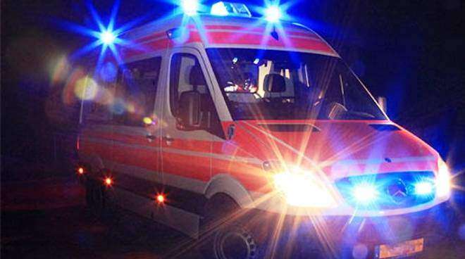Auto guidata da un 17enne contro una cabina elettrica nel Napoletano. A bordo due 15enni, uno in prognosi riservata