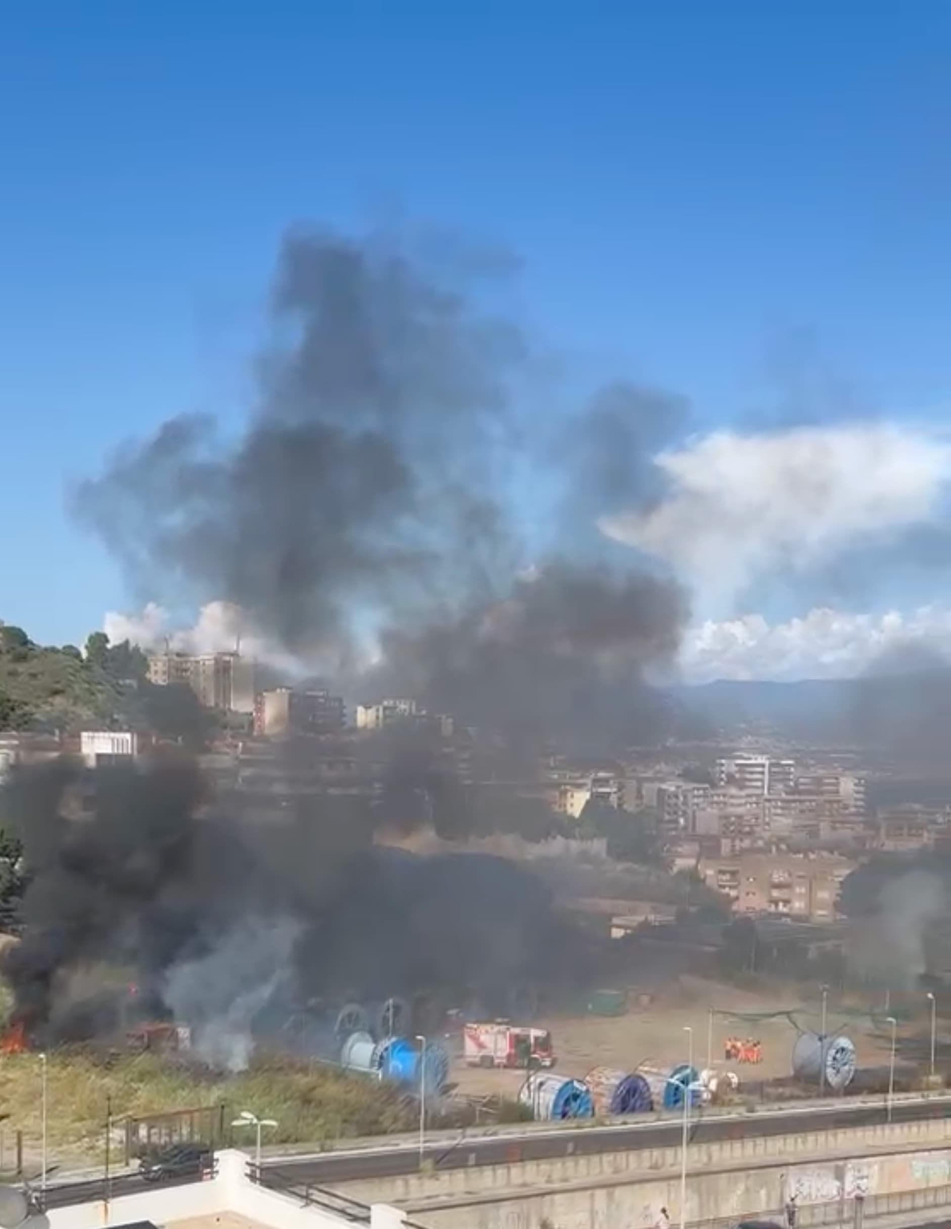 Messina, incendio davanti alla chiesa della Santissima Annunziata: le fiamme innescate dai fuochi d'artificio dopo un funerale