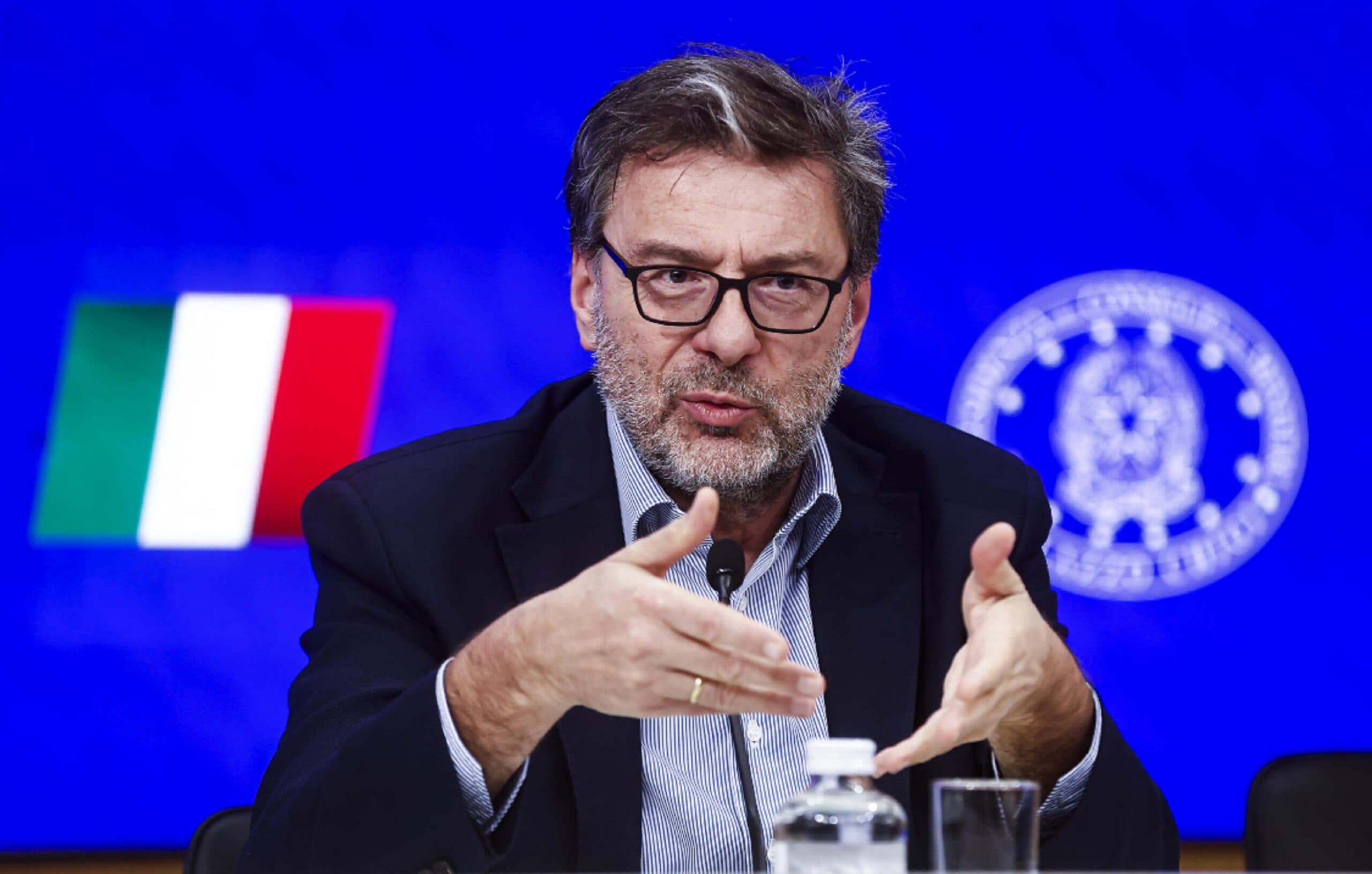 Manovra, 28 miliardi di scostamento e meno spazio alla difesa. Giorgetti agli alleati: approccio «un attimino più prudente»