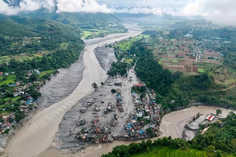 Si aggrava il bilancio dei morti in Nepal, sono 469. Stop ai soccorsi in Tibet per il timore di nuove alluvioni. Tre italiani dispersi