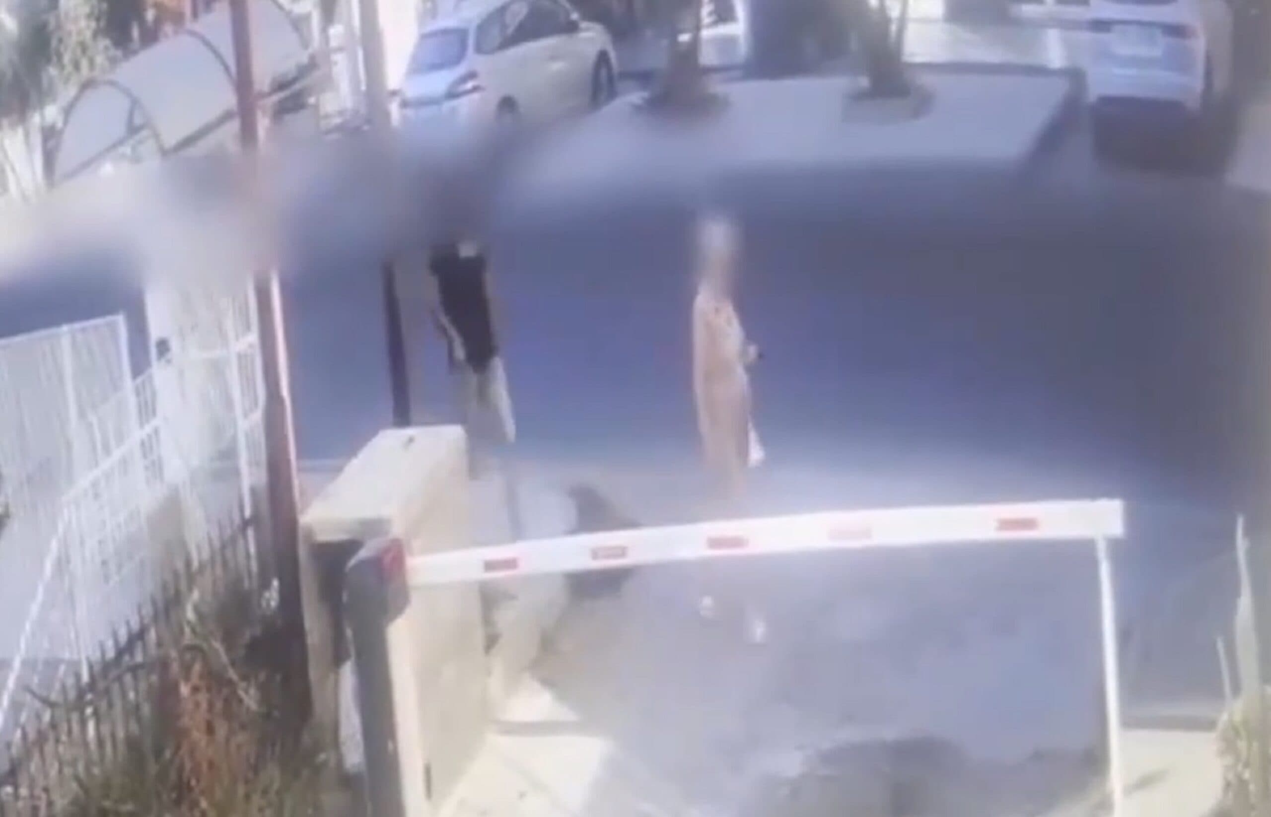 Gela, tenta di sgozzare una donna in strada: le immagini della videosorveglianza