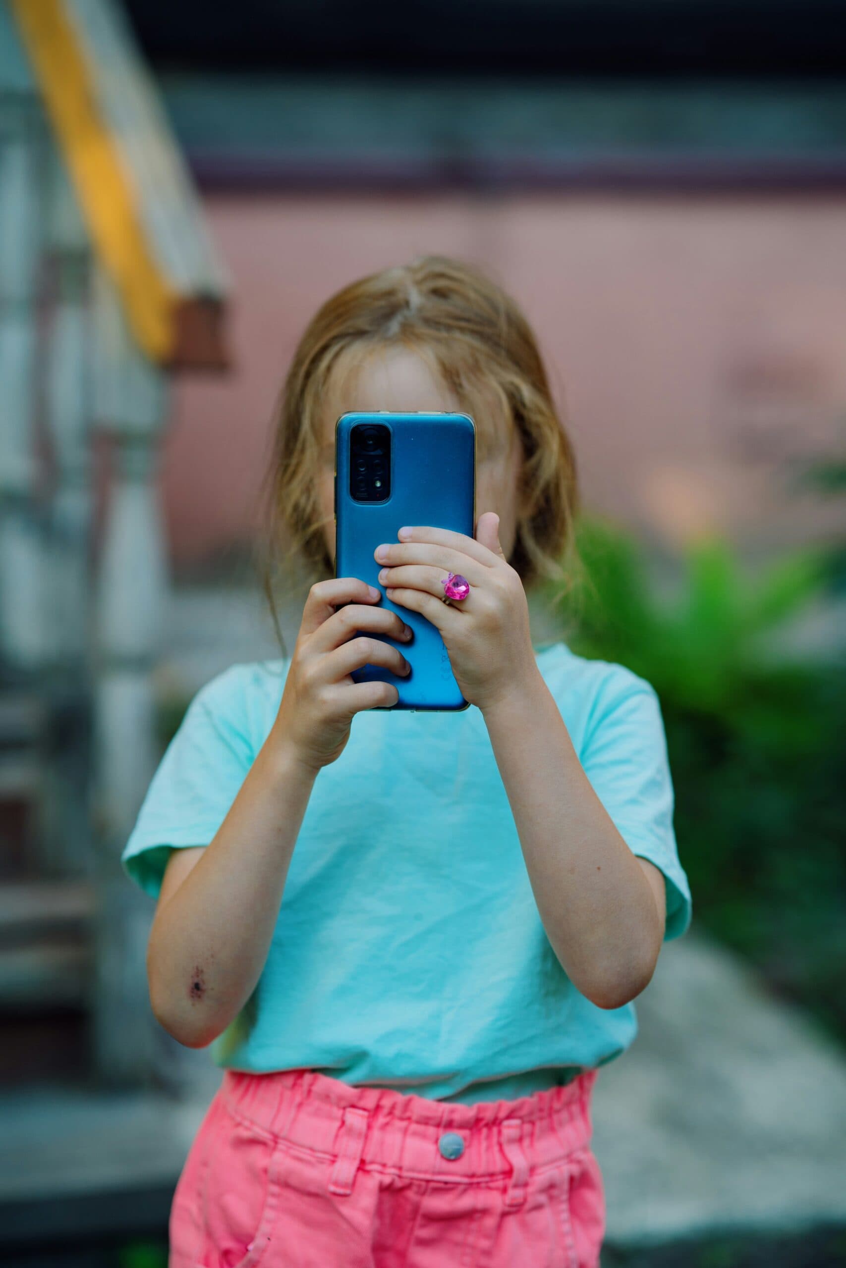 Social vietati sotto i 13 anni, la proposta Ue: account solo dai 15