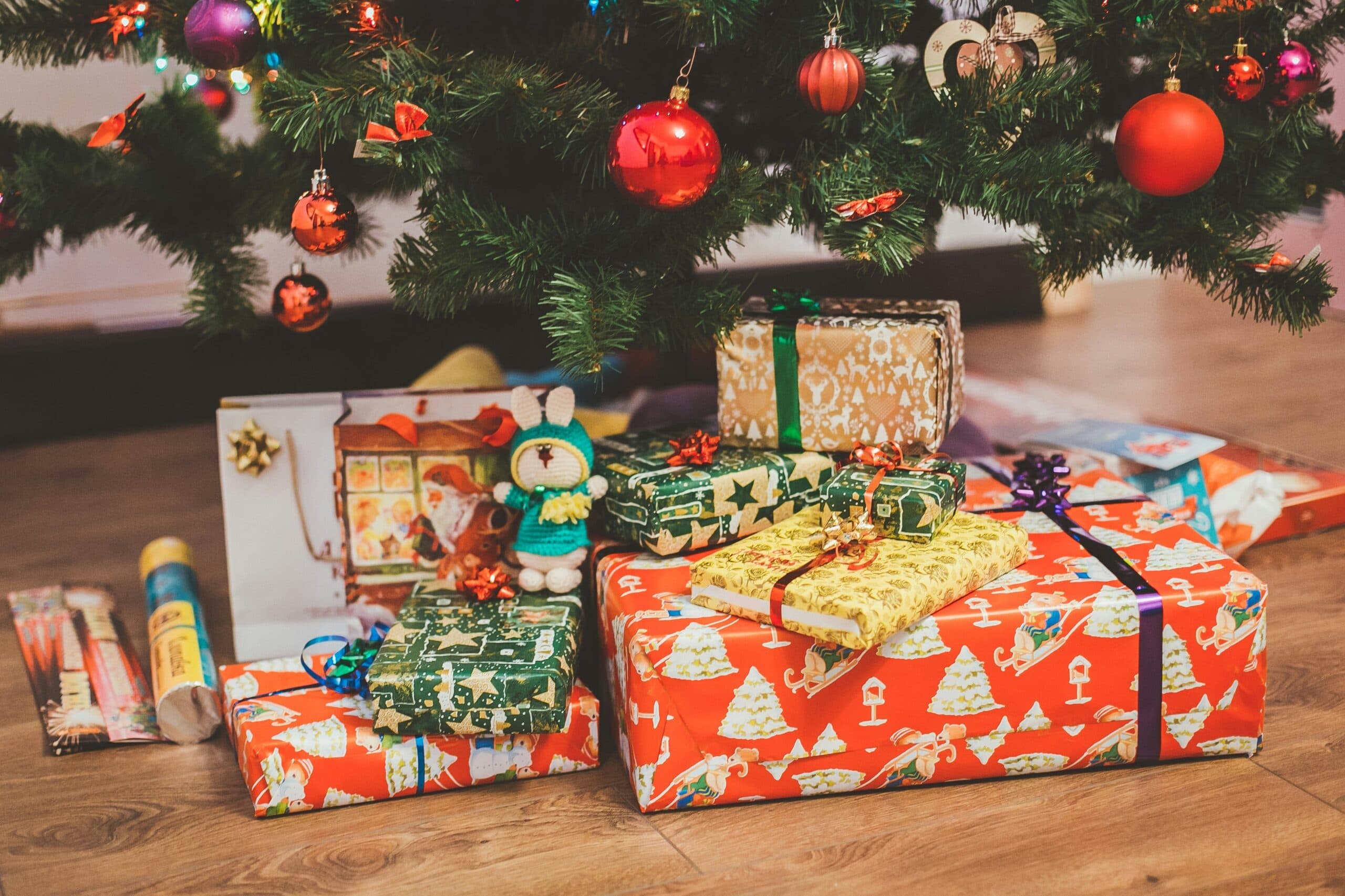 Ecco come gli italiani fanno i regali di Natale: spesa media 250 euro a persona