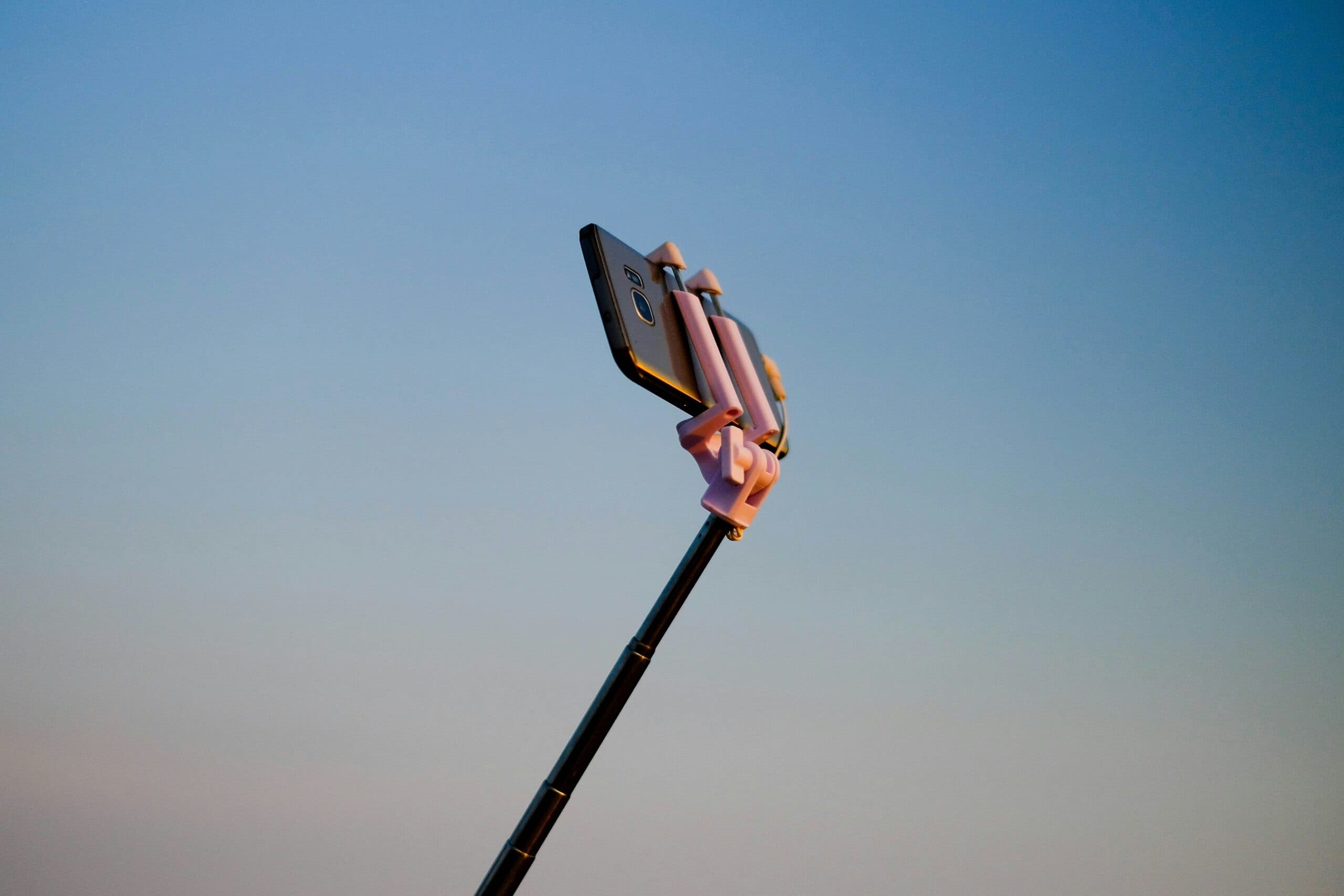 Dai selfie coi cervi alle file sui monti, l'estate del turismo cafone: i comuni corrono ai ripari