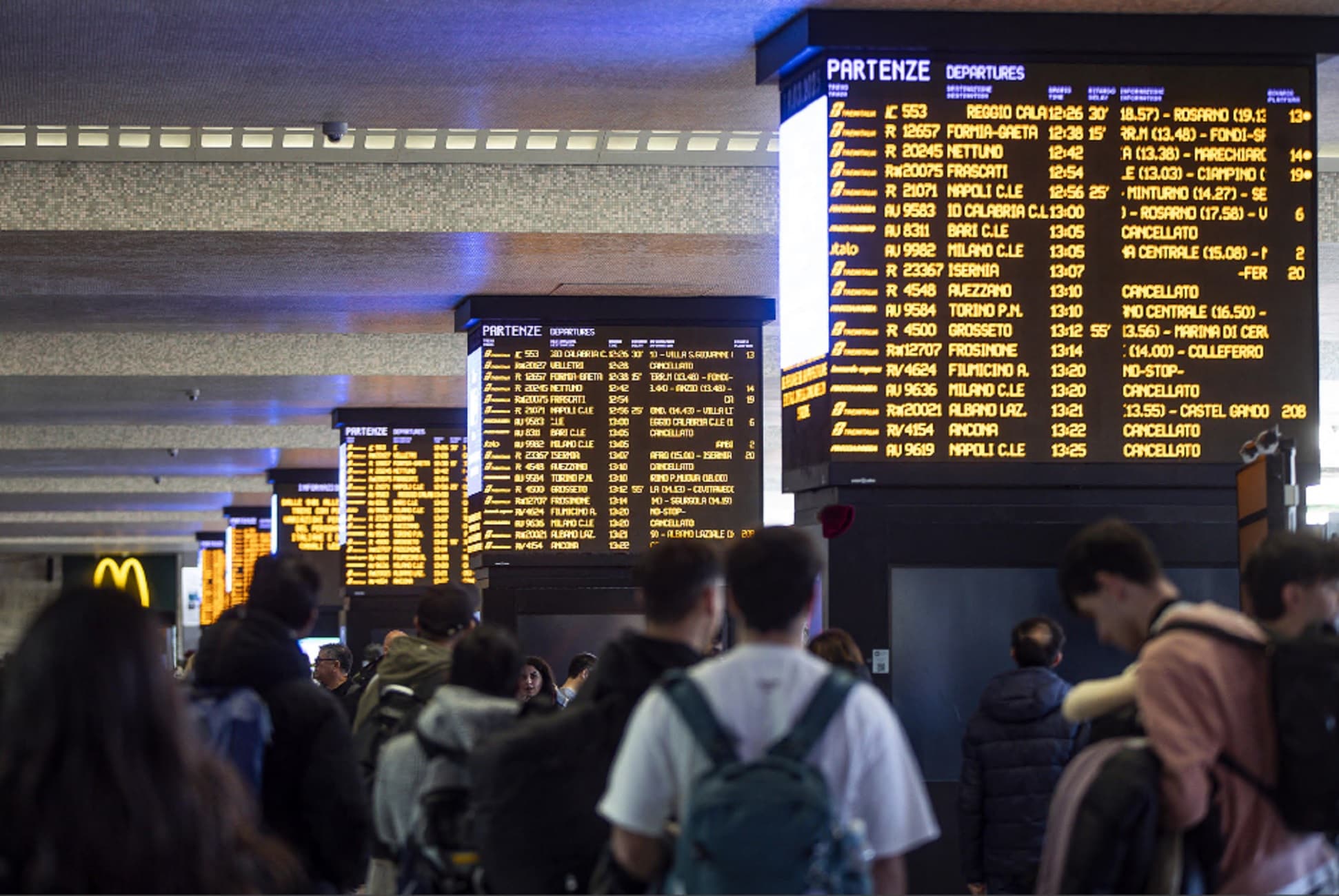 Il chiodo che fermò i treni di mezza Italia costa a Rfi 1,75 milioni: la multa dell'Authority per il caos di Termini