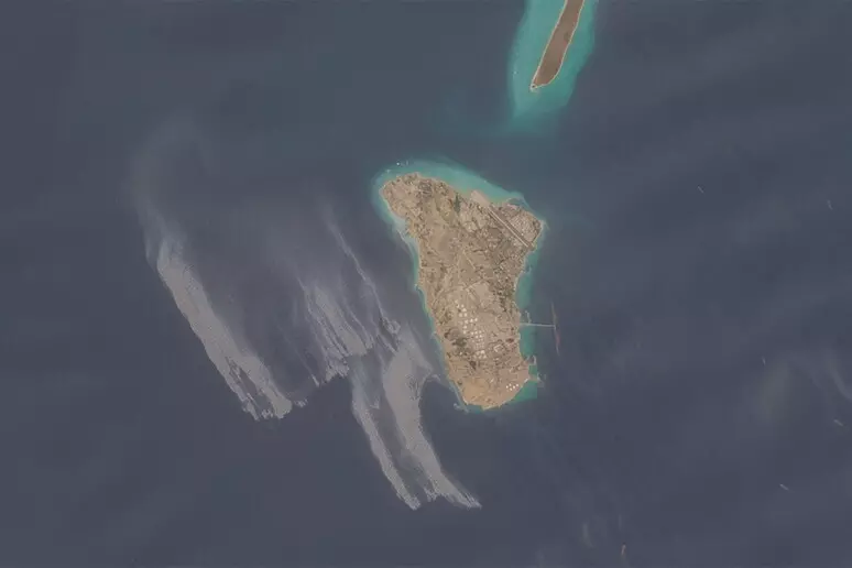 Gli Usa colpiscono tre petroliere iraniane, missile vicino a Kharg