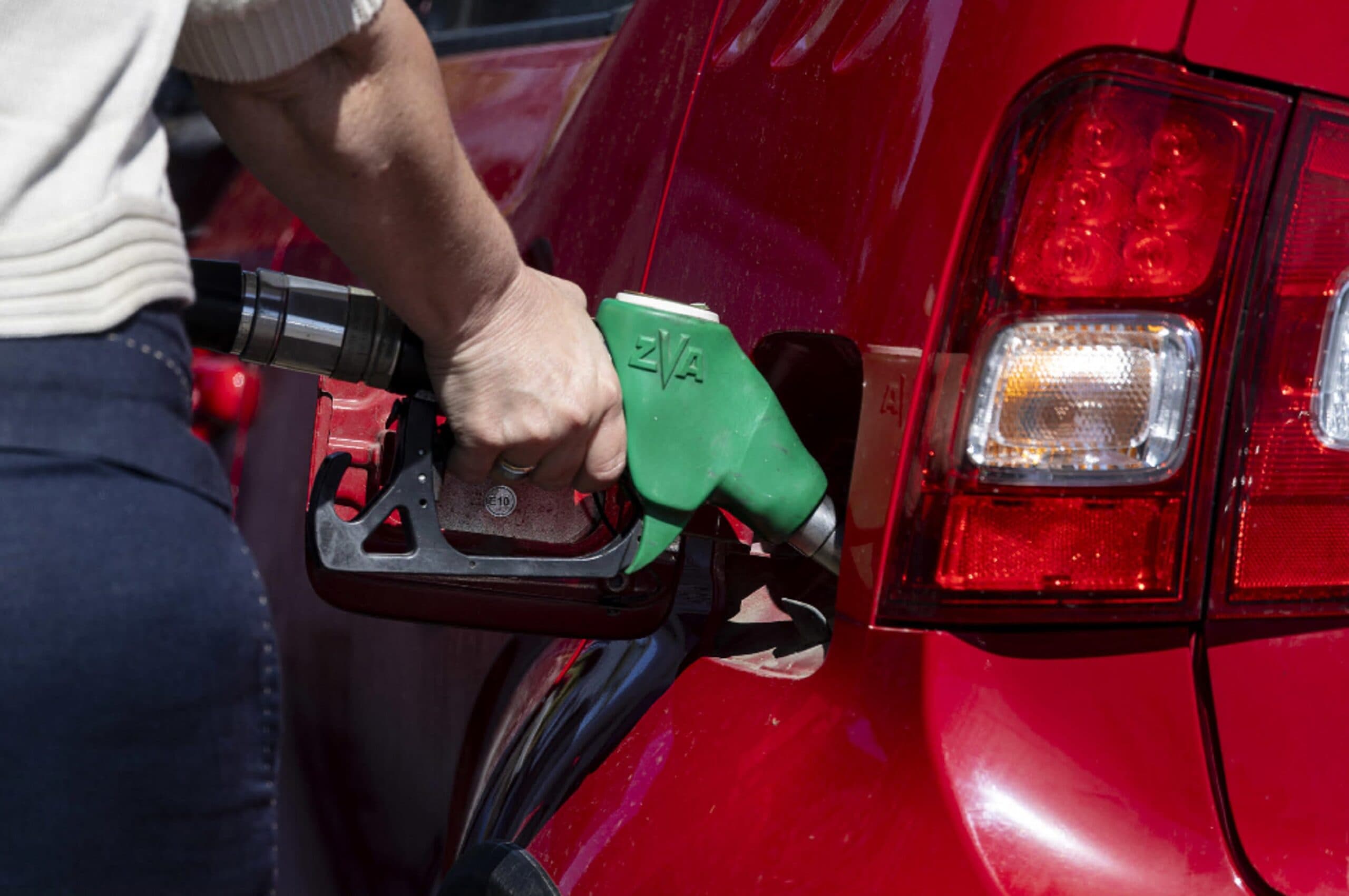 Prezzi carburanti in calo, benzina self a 2,111: col price cap 1,99