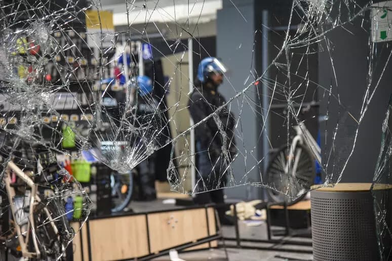 I militari arrivano a Milano, 500 parà blindano la città in vista di domani. Ma è tensione nel governo