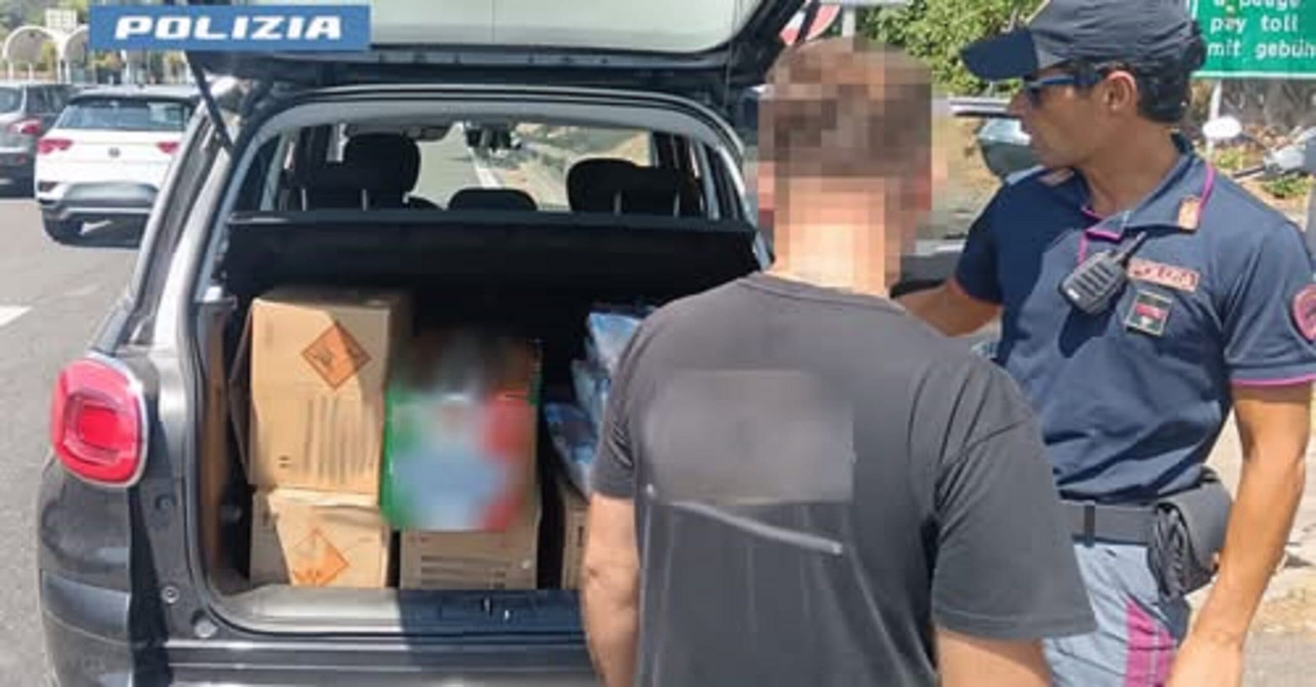 Catania, rischia di saltare in aria con 191 chili di fuochi d'artificio in auto sotto il sole: sequestro e denuncia
