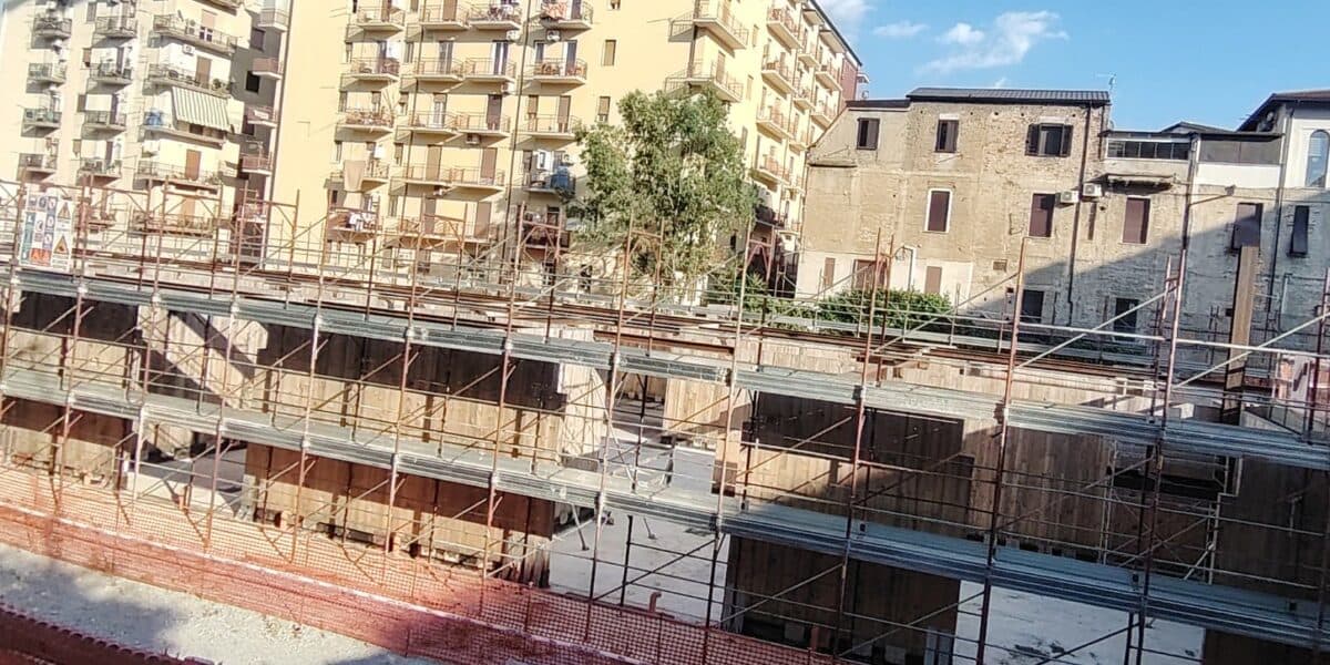 Cosenza, tornano le ruspe nel cantiere: ripartono i lavori del  “Fermi”