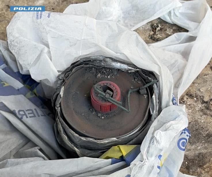 Bomba artigianale davanti a una palazzina a Siracusa, le telecamere incastrano un giovane