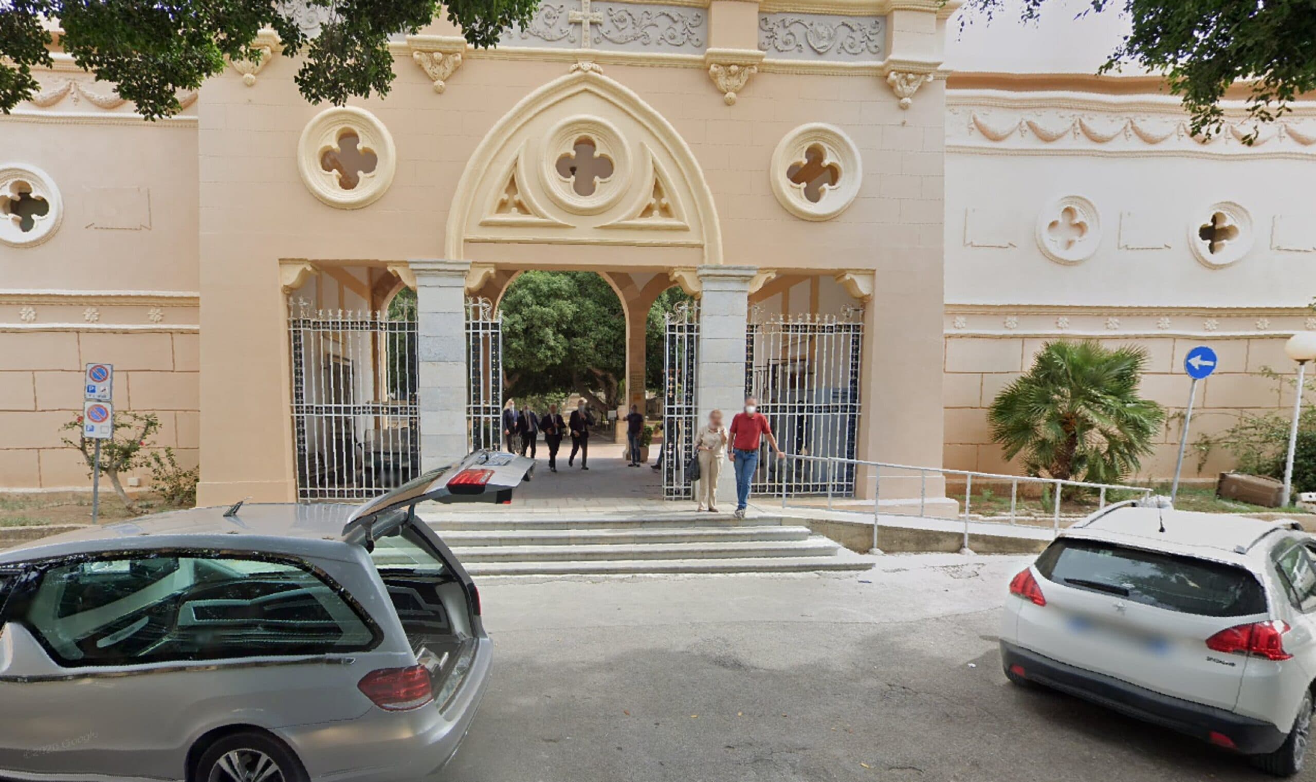 Ossa umane e due teschi in un bidone al cimitero di Marsala
