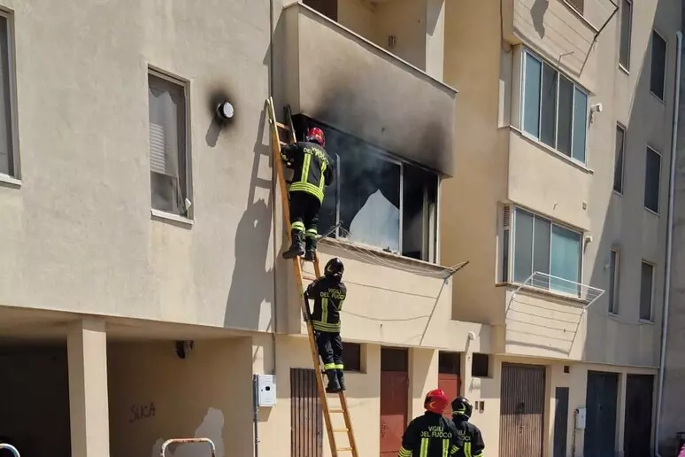 Esplosione in una casa del Brindisino, grave un anziano e 4 bimbi intossicati