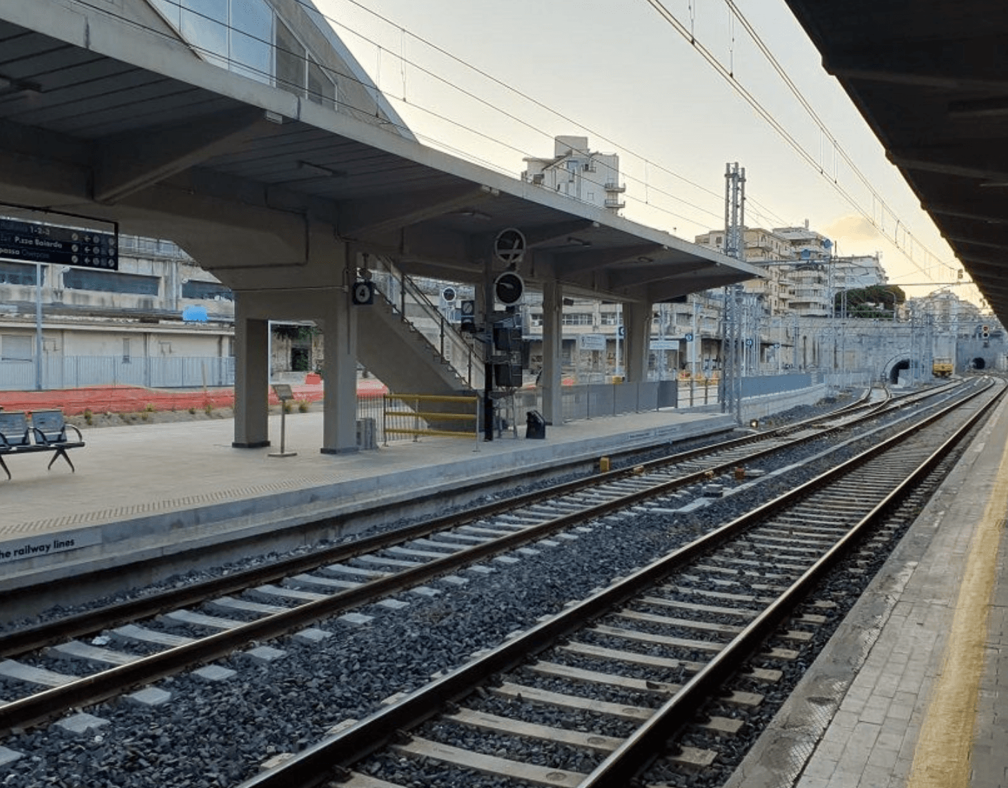 Palermo, 26enne cade da una residenza per studenti: soccorsa sulla pensilina della stazione, treni in ritardo