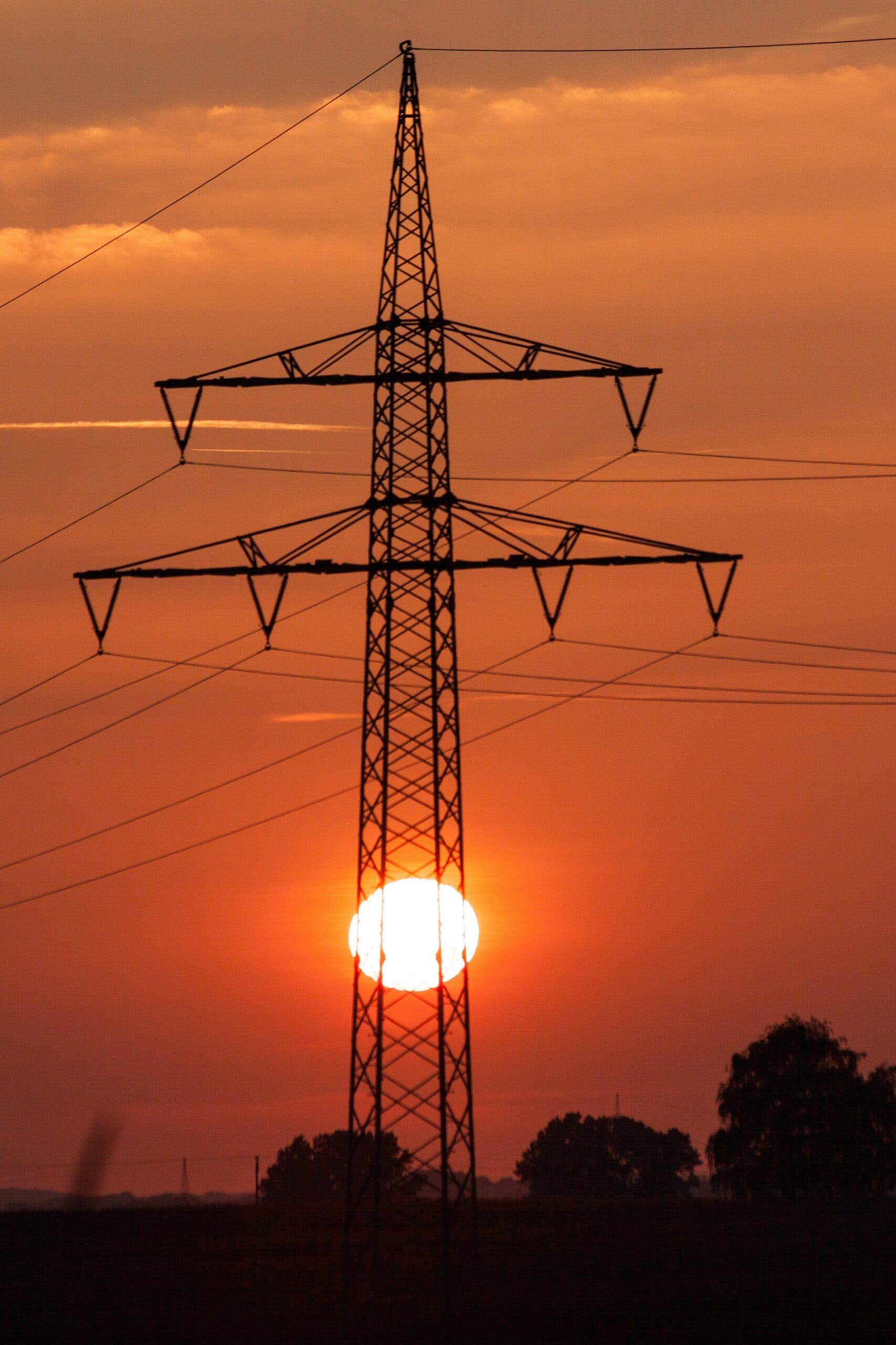Bollette, da Eni il 30% di sconto su luce e gas. Enel risponde: «Luce il 50% sotto il prezzo all'ingrosso»