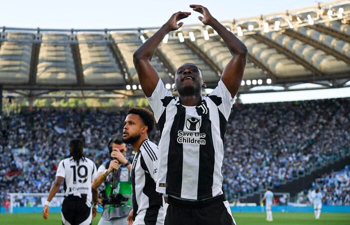 Juve, il bomber è ritornato: Kolo Muani è a Torino