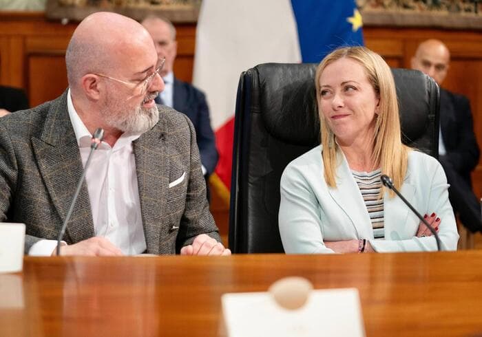 Bufera su Bonaccini (Pd): "Chi ha studiato poco vota a destra". La premier Meloni lo attacca