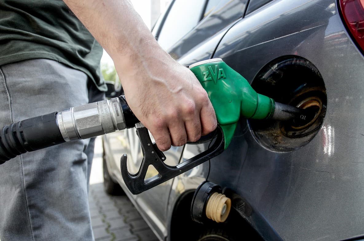 Caro carburanti, benzina stabilmente sopra i due euro. Gasolio self a 2.165, in autostrada 2.237