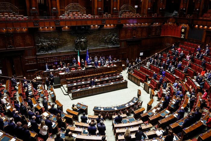 Legge elettorale, alla Camera la maggioranza va sotto sulle preferenze: 36 franchi tiratori. Sit-in delle opposizioni: "Andate a casa"