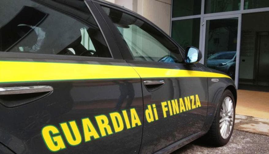 Vendita di prodotti falsi sui social: sequestri e denunce, affari per oltre 2 milioni In Sicilia