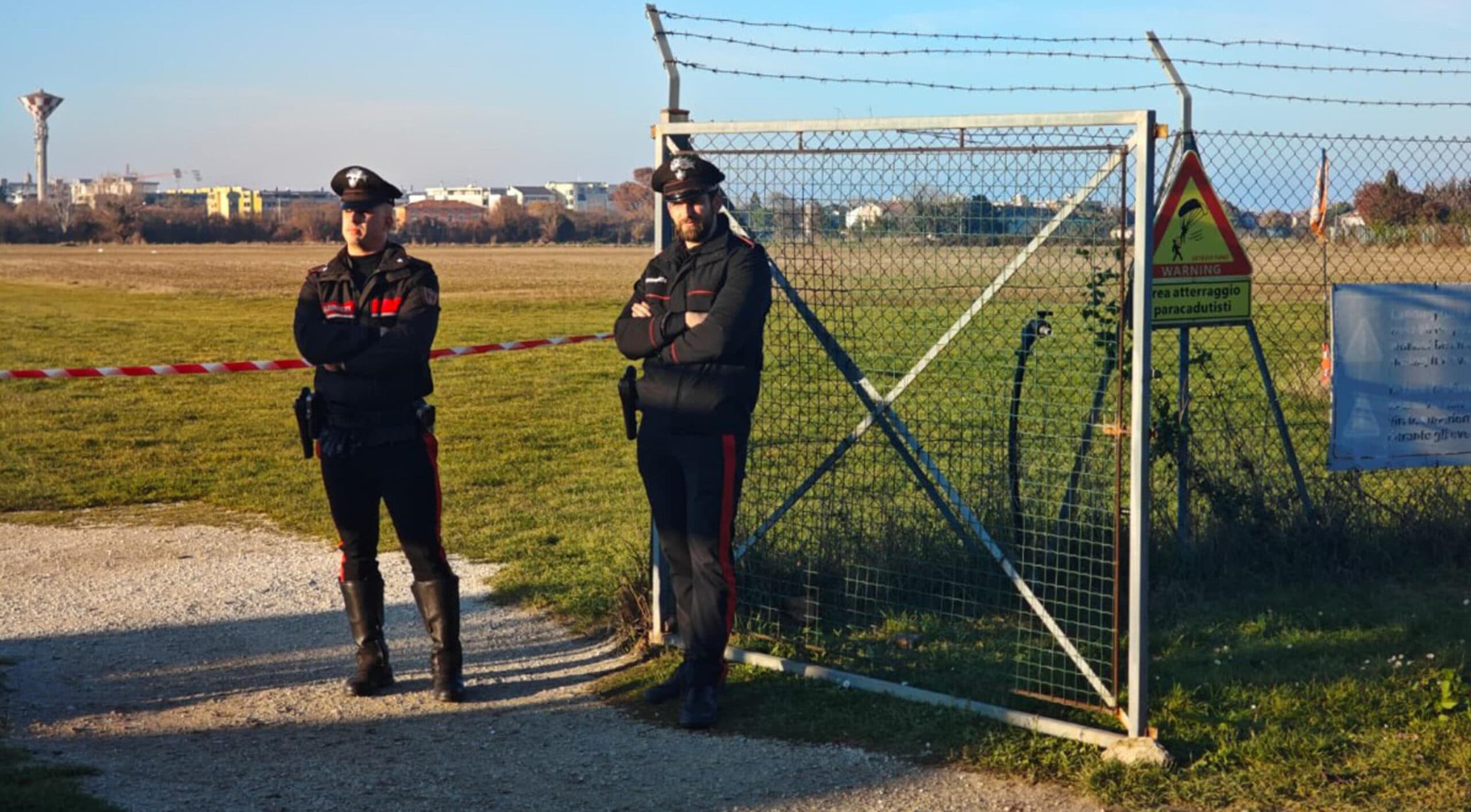 Si intrecciano i paracadute durante il lancio, due morti a Fano