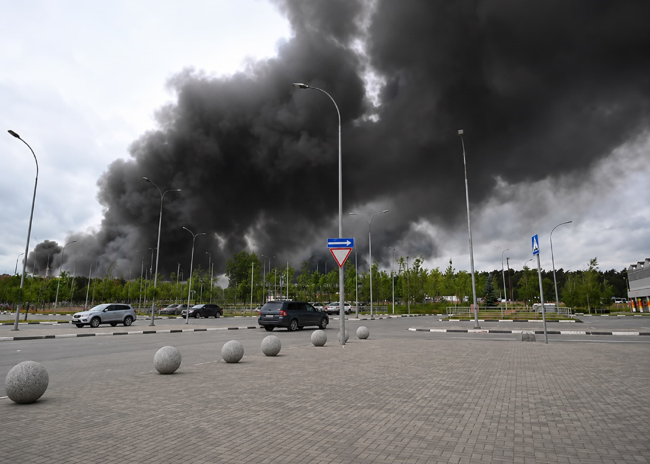 Ucraina, maxi attacco di droni sulla Russia: 555 abbattuti, la raffineria di Mosca in fiamme