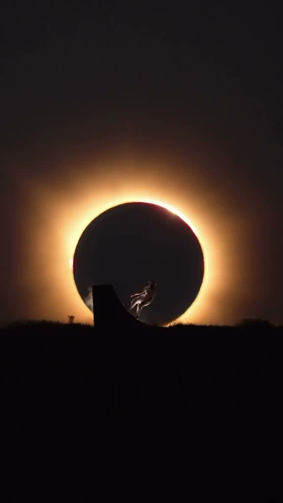 Eclissi solare, lo skater Danny León salta davanti al Sole nero: il video è virale