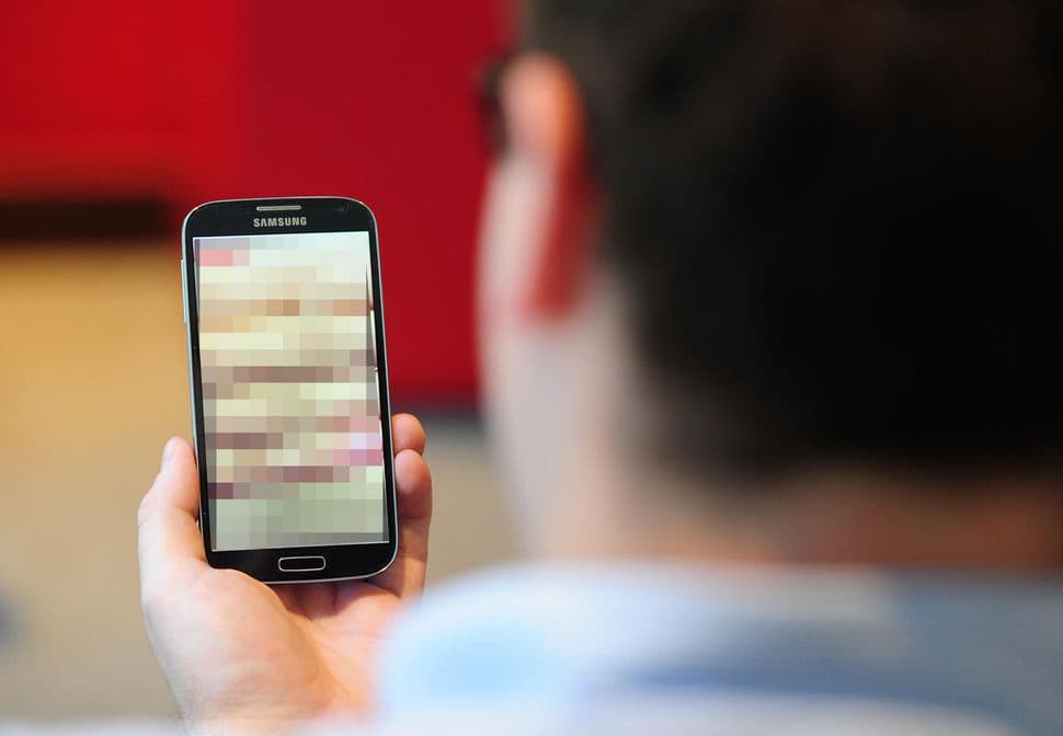 Pornografia minorile a Massa: ex maestro condannato a sette anni e 30mila euro di multa