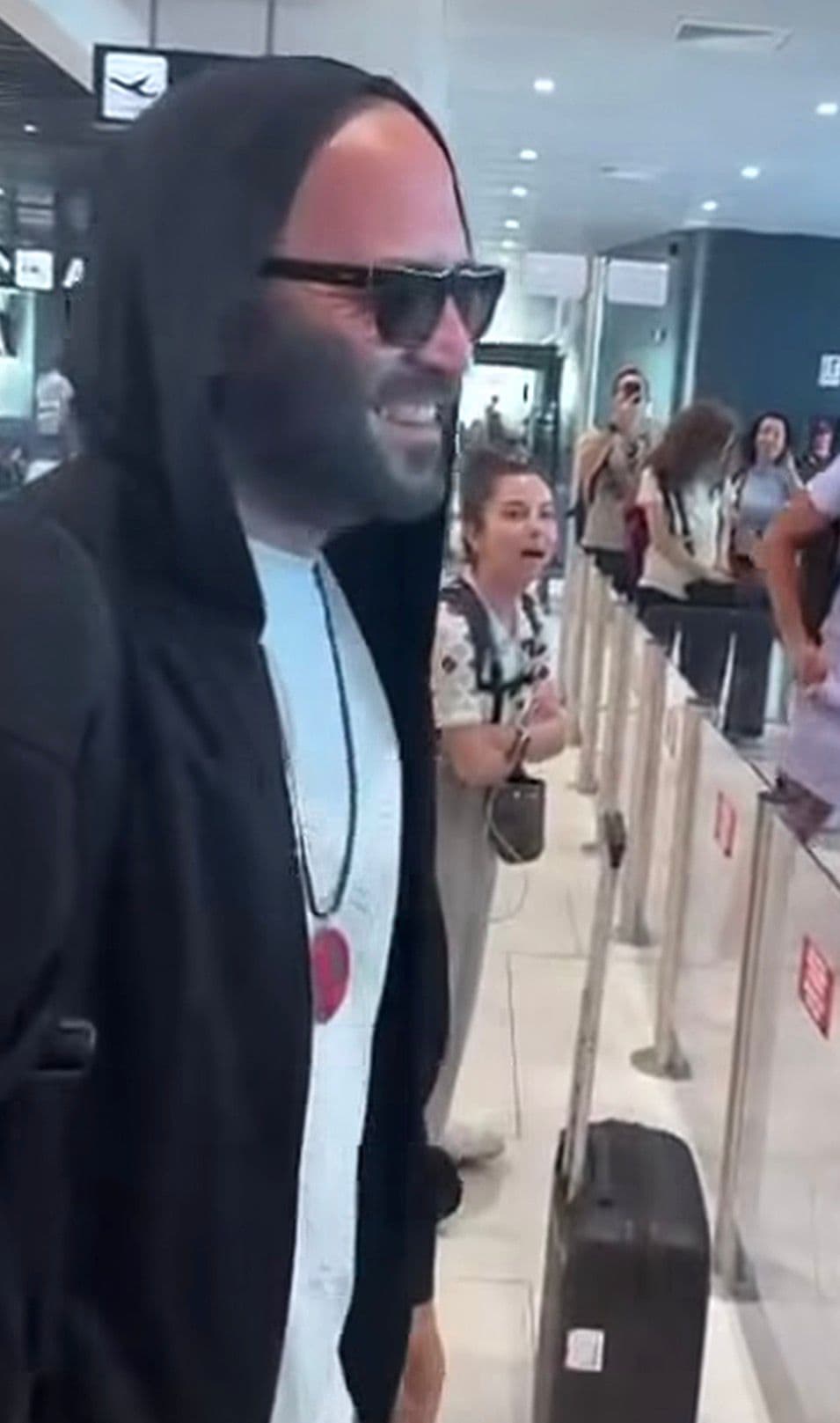 Odissea in aeroporto? Giuliano Sangiorgi trasforma 14 ore di ritardo in un concerto al gate! VIDEO