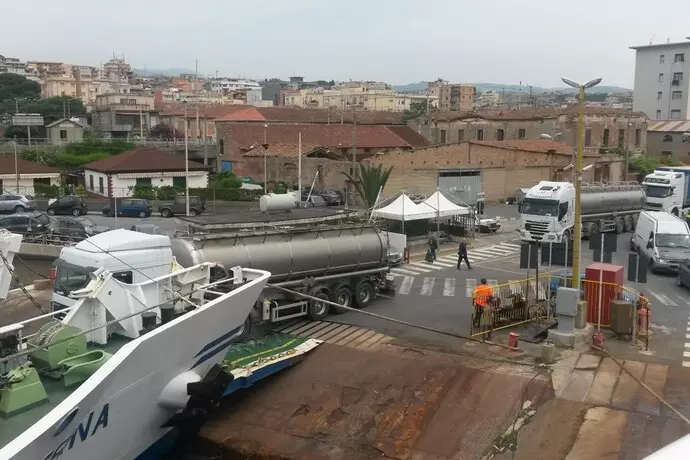 Protesta Tir, regolare traghettamento tra Calabria e Sicilia: "Solo alcune difficoltà nel far arrivare le autocisterne a Messina"