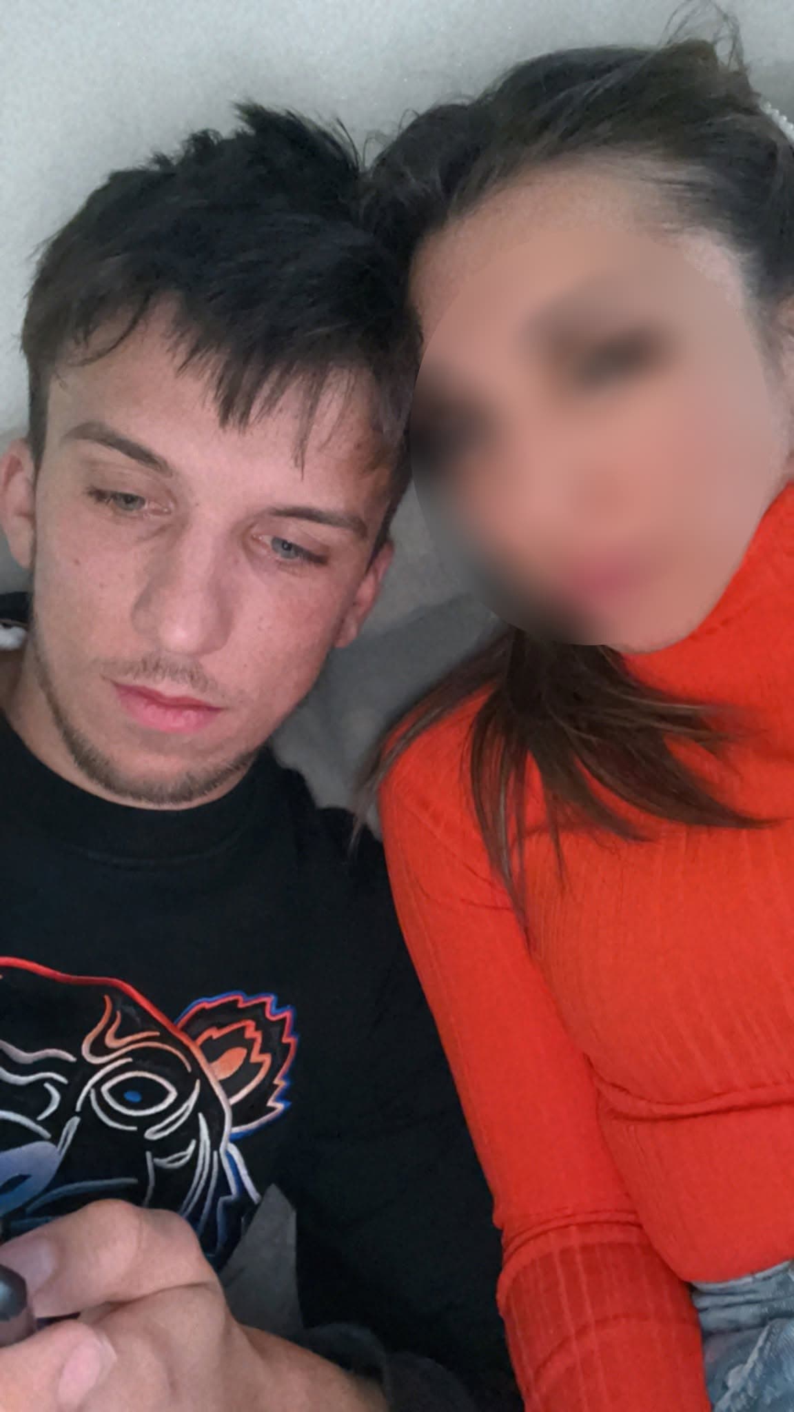 L'auto esce di strada, lui muore e lei incinta perde il bimbo. La tragedia nella notte nel Cuneese