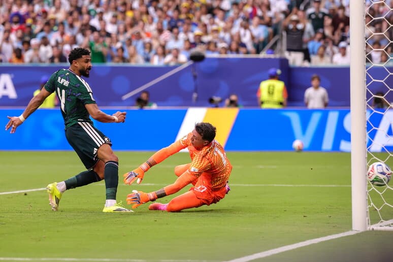 Araujo salva l'Uruguay: 1-1 con l'Arabia in una giornata di clamorose sorprese