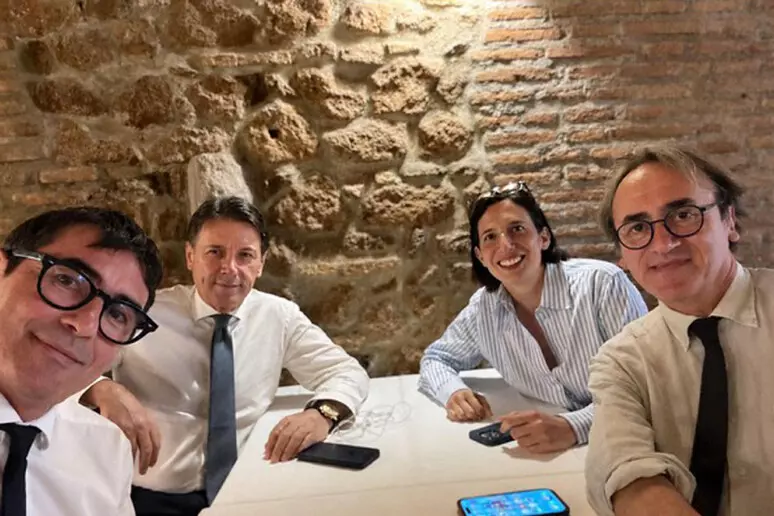 Il "campo largo" si mette in... foto (ma senza Renzi). Conte, Schlein e rossoverdi: "La maggioranza implode, ora tocca a noi"