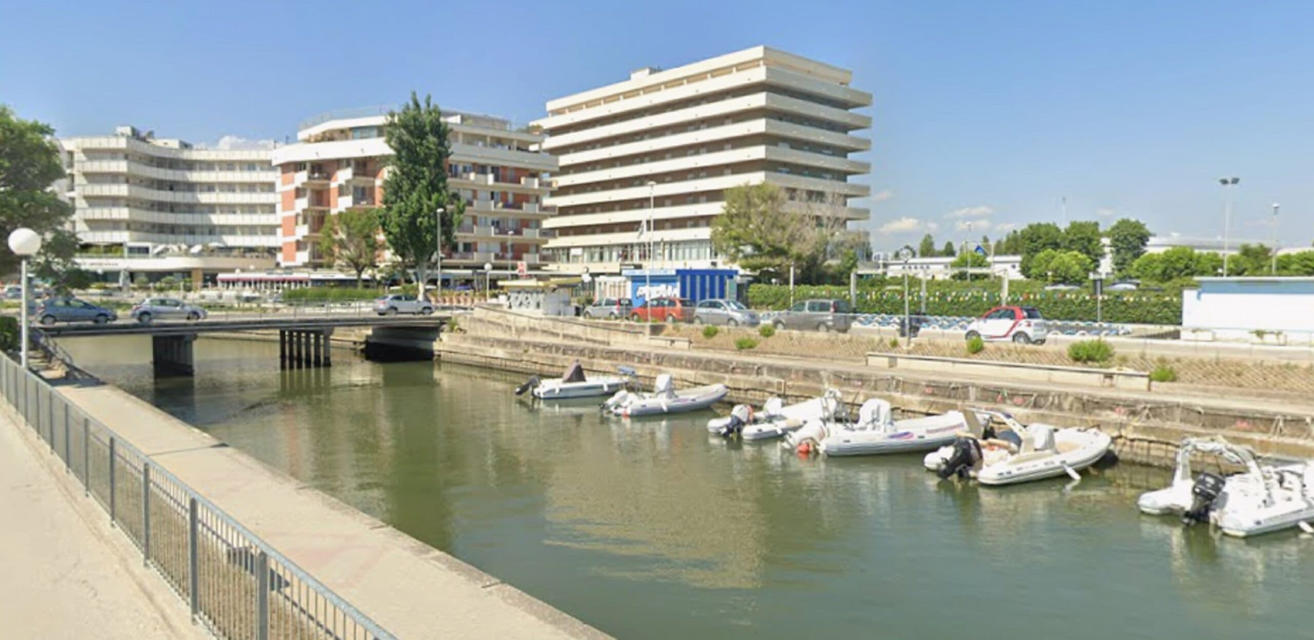 Si getta in auto con la moglie nel porto a Cattolica, salvati dai passanti