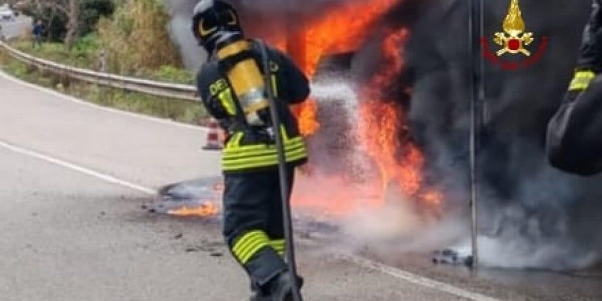 Incendio lungo la Statale 106 crotonese, traffico bloccato in entrambe le direzioni