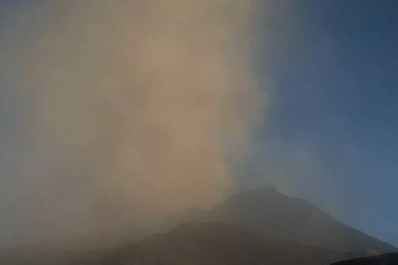 Emissione di cenere dall'Etna, nube eruttiva alta 4 chilometri