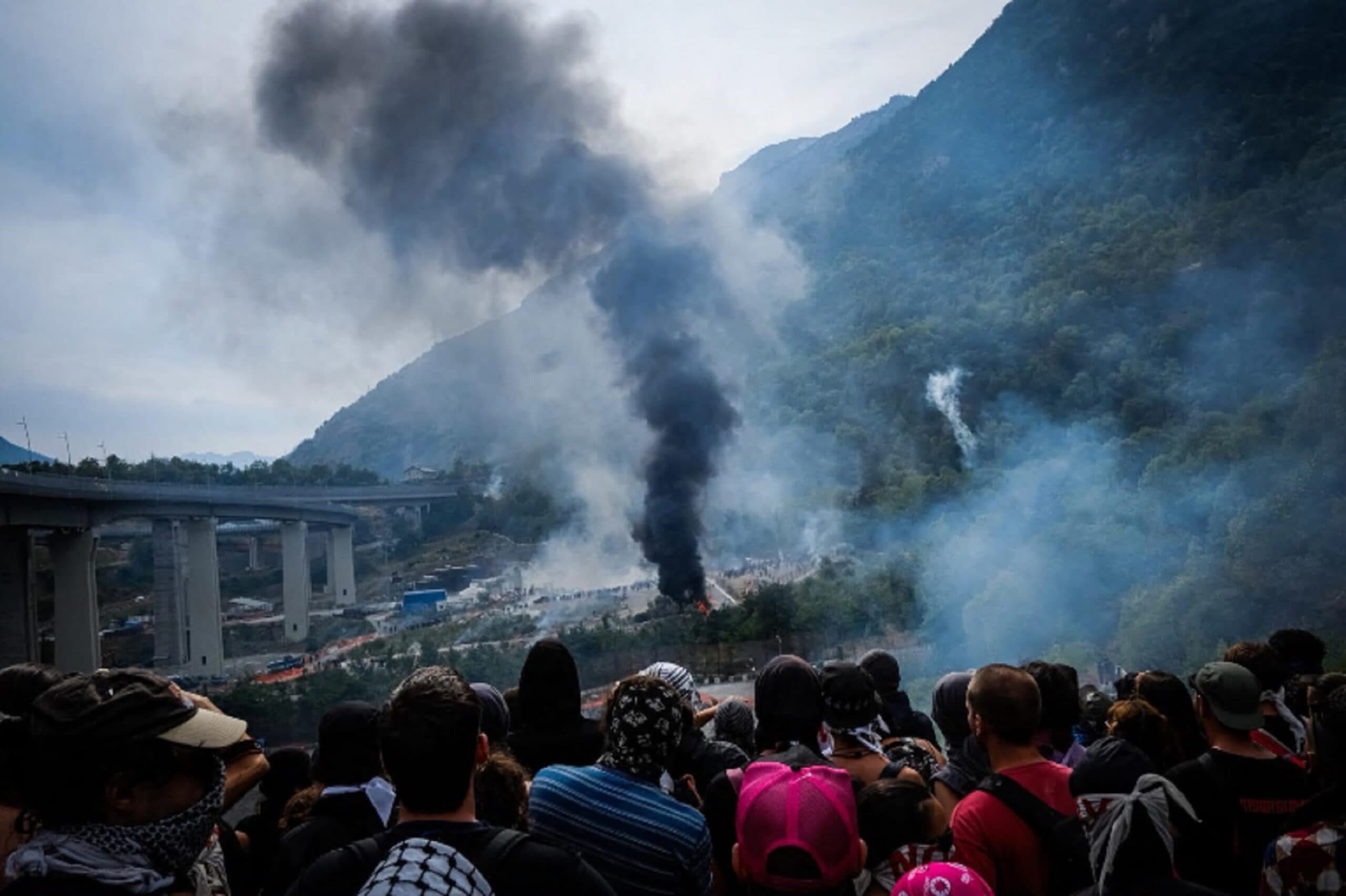 Meloni e Piantedosi in Val di Susa dopo gli assalti No Tav ai cantieri. Fermati quattro antagonisti