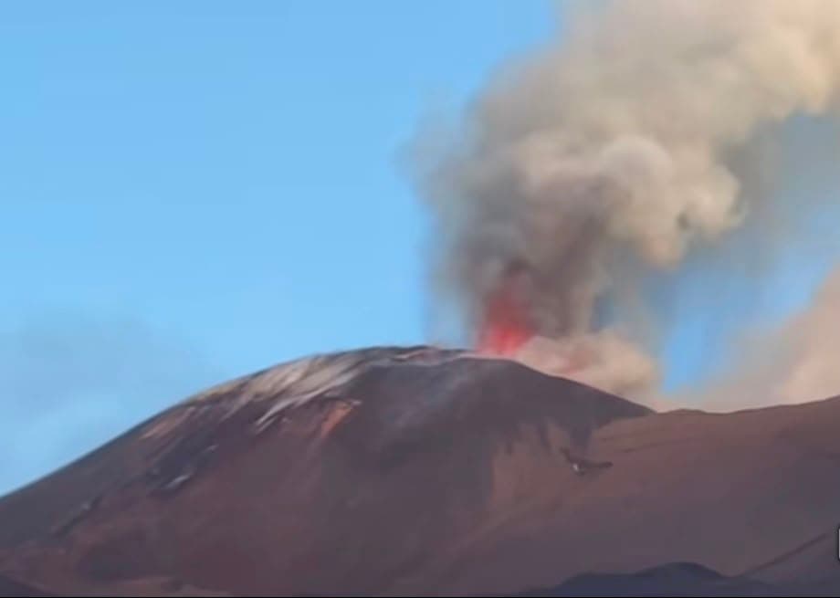 Sull'Etna esplosioni e modesto flusso lavico dal cratere Voragine