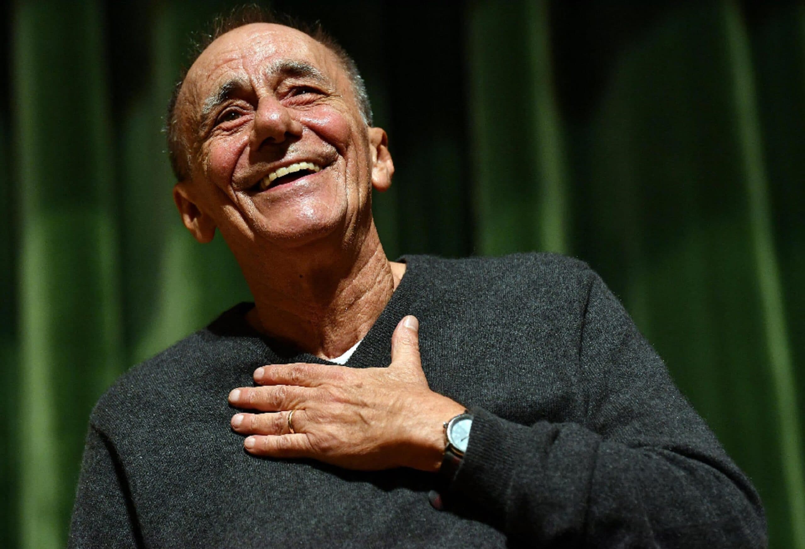 Vecchioni rassicura i fan dopo l'annullamento del concerto: "Dispiaciuto di non essere a Salerno, succede alla mia età"