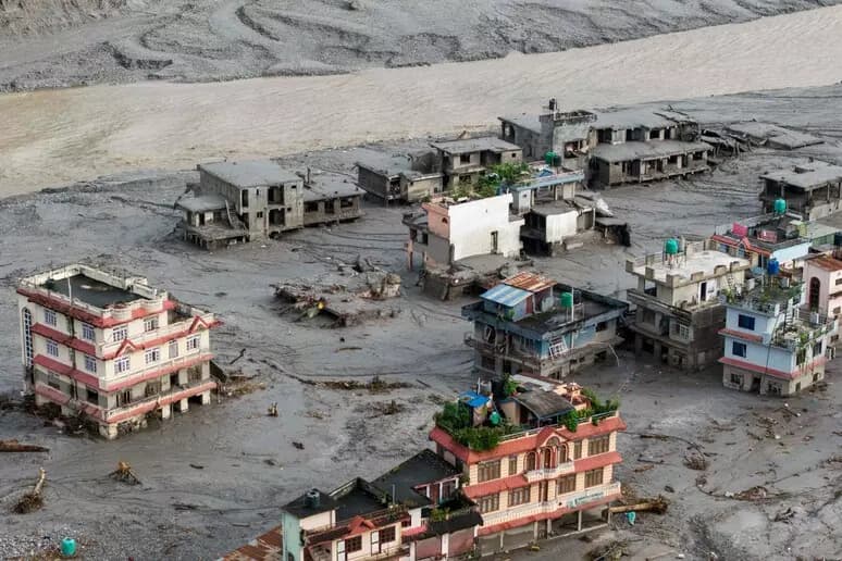 Alluvione tra Tibet e Nepal: la causa il crollo di un ghiacciaio. Oltre 800 persone ancora irrintracciabili